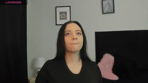 sara_b11 online show from June 19, 2026, 6:01 pm