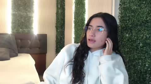 Snapshot of sara_hoffman_4 chatting on April 23, 2026, 12:29 pm Sara online show from April 23, 2026, 12:29 pm