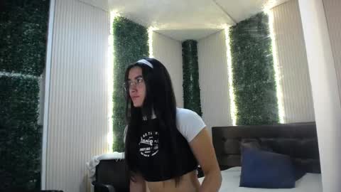 Snapshot of sara_hoffman_4 chatting on May 1, 2026, 1:05 pm Sara online show from May 1, 2026, 1:05 pm