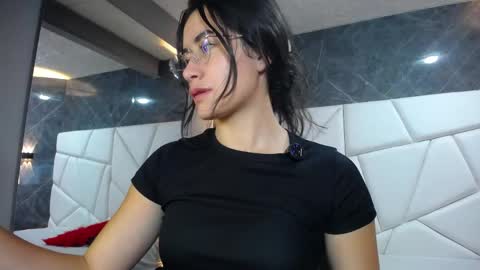 Snapshot of sara_hoffman_4 chatting on May 18, 2026, 11:49 am Sara online show from May 18, 2026, 11:49 am