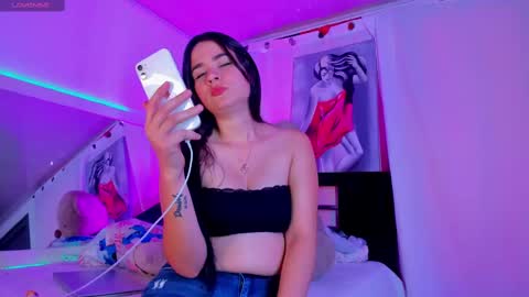Snapshot of sara_leenn chatting on February 24, 2025, 4:26 pm online show from February 24, 2025, 4:26 pm