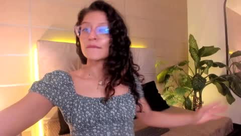 Snapshot of sara_mac_ chatting on April 16, 2026, 12:50 pm Sara online show from April 16, 2026, 12:50 pm