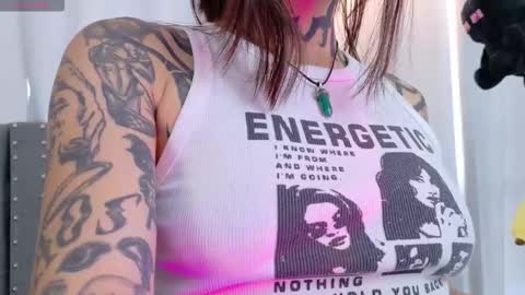 Snapshot of sara_queen9 chatting on December 3, 2025, 6:06 pm Sara online show from December 3, 2025, 6:06 pm