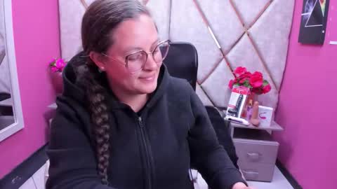 sara_thonson_ online show from November 28, 2025, 1:47 pm