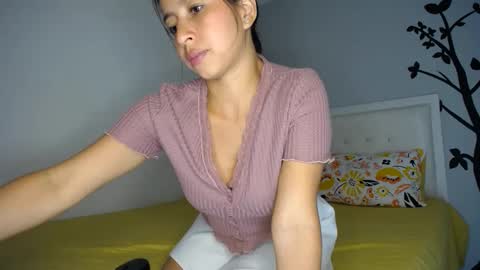 Snapshot of sara_tris chatting on December 7, 2024, 3:36 am Sara online show from December 7, 2024, 3:36 am