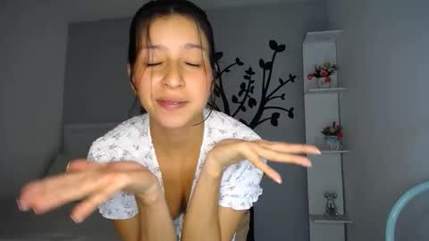 Snapshot of sara_tris chatting on November 11, 2025, 1:49 am Sara online show from November 11, 2025, 1:49 am