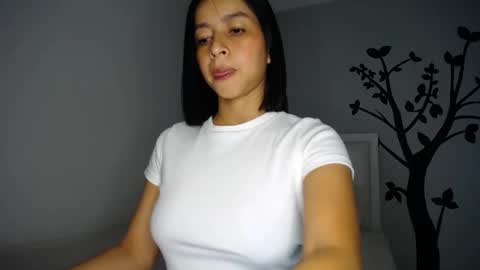 Snapshot of sara_tris chatting on November 18, 2025, 1:33 am Sara online show from November 18, 2025, 1:33 am