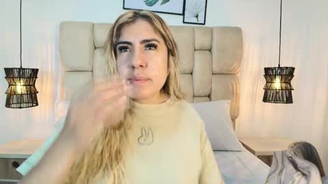sarablonde_t online show from May 25, 2026, 11:00 pm