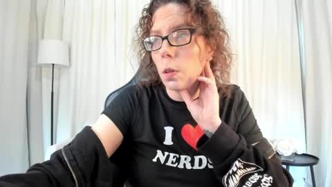 Snapshot of saradesirexo chatting on April 2, 2026, 12:14 pm Sara Desire online show from April 2, 2026, 12:14 pm