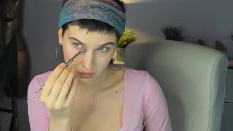 Sarah online show from October 21, 2025, 1:45 pm