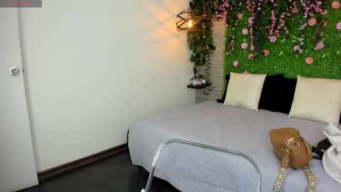 Sarah Deyvis online show from November 19, 2025, 1:44 pm