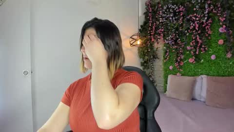 Snapshot of sarahdeyvis chatting on February 17, 2026, 1:51 pm Sarah Deyvis online show from February 17, 2026, 1:51 pm