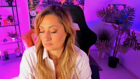 Divine Sarah NONUDE model online show from March 8, 2025, 5:43 pm