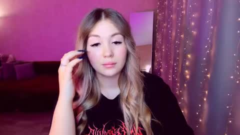 Snapshot of sarahmils chatting on March 12, 2025, 6:44 pm Sarah online show from March 12, 2025, 6:44 pm