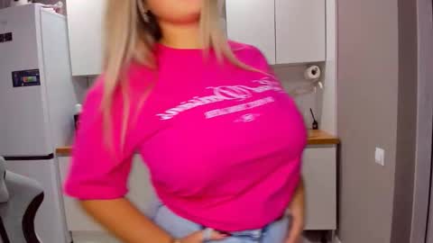 Snapshot of sarahmils chatting on October 17, 2025, 2:19 pm Sarah online show from October 17, 2025, 2:19 pm