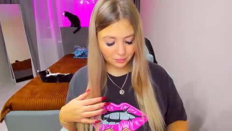 Snapshot of sarahmils chatting on November 8, 2025, 2:28 pm Sarah online show from November 8, 2025, 2:28 pm