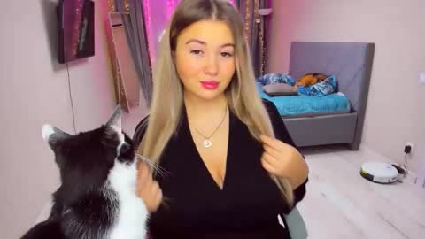 Snapshot of sarahmils chatting on December 18, 2025, 5:41 pm Sarah online show from December 18, 2025, 5:41 pm