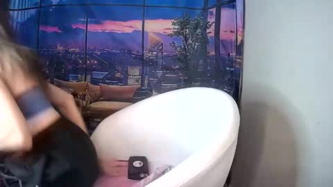 Snapshot of sarahstarr20 chatting on December 16, 2025, 5:23 am SarahStarr online show from December 16, 2025, 5:23 am