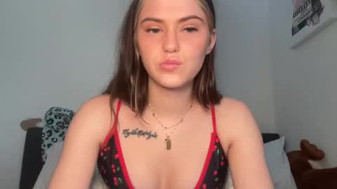 Snapshot of sarahxaoliver1 chatting on November 14, 2025, 5:55 pm SarahxOliver online show from November 14, 2025, 5:55 pm