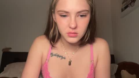 Snapshot of sarahxaoliver1 chatting on February 1, 2026, 12:20 am SarahxOliver online show from February 1, 2026, 12:20 am