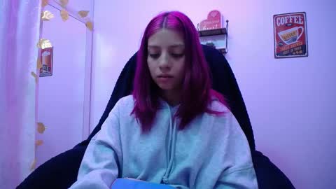 Snapshot of sarai_petite_ chatting on December 4, 2024, 8:12 am SARAI online show from December 4, 2024, 8:12 am