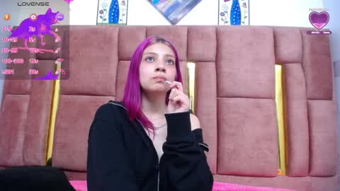 Snapshot of sarai_petite_ chatting on December 18, 2024, 5:15 am SARAI online show from December 18, 2024, 5:15 am