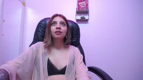 Snapshot of sarai_petite_ chatting on March 8, 2025, 2:45 am SARAI online show from March 8, 2025, 2:45 am