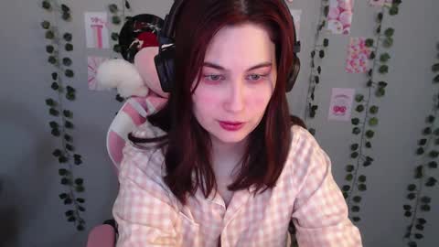 Snapshot of sarakinski chatting on February 16, 2025, 1:27 pm Sara online show from February 16, 2025, 1:27 pm