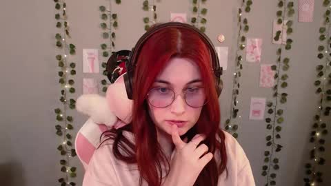 Snapshot of sarakinski chatting on December 18, 2025, 2:23 pm Sara online show from December 18, 2025, 2:23 pm