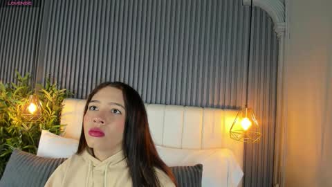 Snapshot of sarariley_ chatting on December 1, 2025, 10:37 pm Sara online show from December 1, 2025, 10:37 pm