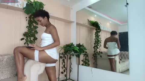 Snapshot of saray_mardez chatting on February 14, 2025, 1:18 pm Saray Mardez online show from February 14, 2025, 1:18 pm