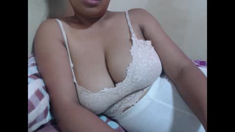 Snapshot of saronette chatting on February 19, 2025, 12:11 pm saronette online show from February 19, 2025, 12:11 pm