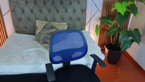 sasha_gracee_ online show from April 16, 2026, 1:12 pm