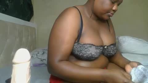 Snapshot of sassie_bee chatting on December 8, 2024, 10:47 pm sassie_bee online show from December 8, 2024, 10:47 pm