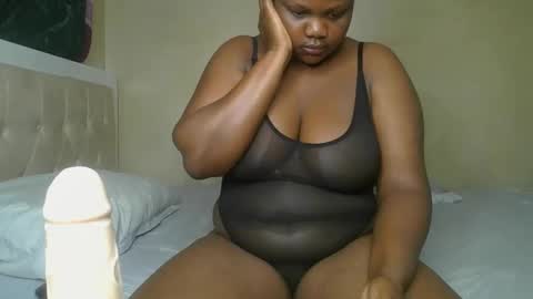 Snapshot of sassie_bee chatting on December 11, 2024, 12:02 am sassie_bee online show from December 11, 2024, 12:02 am