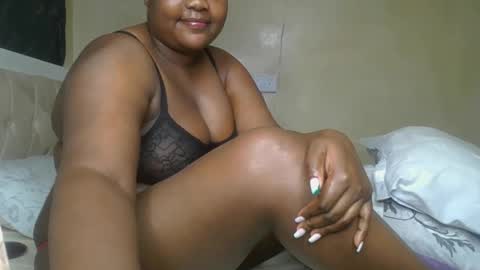 Snapshot of sassie_bee chatting on December 13, 2024, 12:42 am sassie_bee online show from December 13, 2024, 12:42 am