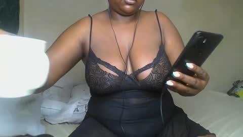 Snapshot of sassie_bee chatting on December 15, 2024, 10:37 pm sassie_bee online show from December 15, 2024, 10:37 pm