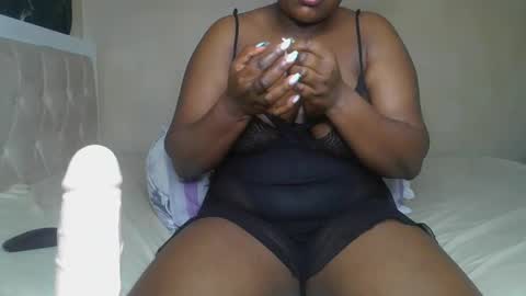 Snapshot of sassie_bee chatting on December 16, 2024, 1:42 am sassie_bee online show from December 16, 2024, 1:42 am