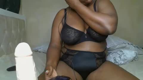 Snapshot of sassie_bee chatting on December 16, 2024, 11:18 pm sassie_bee online show from December 16, 2024, 11:18 pm