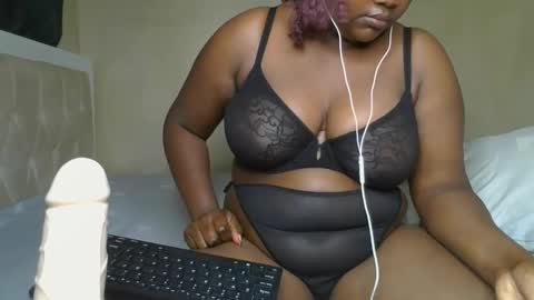 Snapshot of sassie_bee chatting on January 13, 2025, 10:56 pm sassie_bee online show from January 13, 2025, 10:56 pm