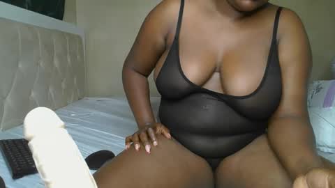 Snapshot of sassie_bee chatting on January 21, 2025, 2:22 am sassie_bee online show from January 21, 2025, 2:22 am