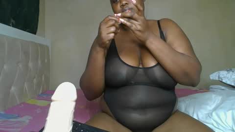 Snapshot of sassie_bee chatting on January 22, 2025, 12:16 am sassie_bee online show from January 22, 2025, 12:16 am