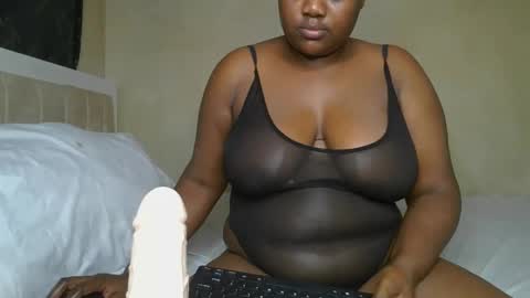 Snapshot of sassie_bee chatting on January 25, 2025, 11:54 pm sassie_bee online show from January 25, 2025, 11:54 pm