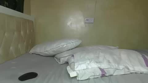 Snapshot of sassie_bee chatting on February 2, 2025, 11:21 pm sassie_bee online show from February 2, 2025, 11:21 pm