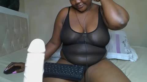 Snapshot of sassie_bee chatting on February 20, 2025, 11:43 pm sassie_bee online show from February 20, 2025, 11:43 pm