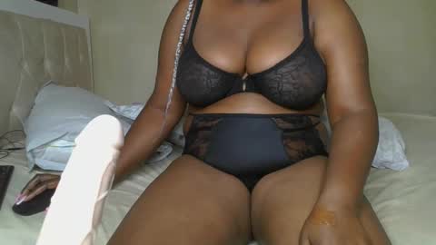 Snapshot of sassie_bee chatting on February 23, 2025, 12:30 am sassie_bee online show from February 23, 2025, 12:30 am