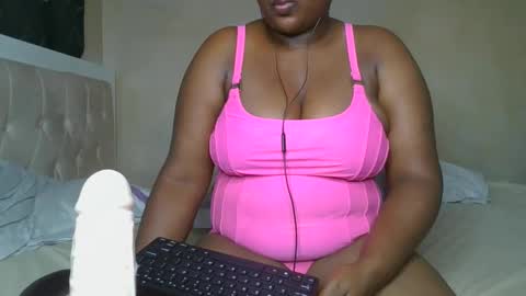 Snapshot of sassie_bee chatting on February 25, 2025, 9:46 pm sassie_bee online show from February 25, 2025, 9:46 pm