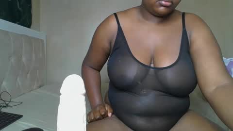 Snapshot of sassie_bee chatting on March 4, 2025, 12:18 am sassie_bee online show from March 4, 2025, 12:18 am