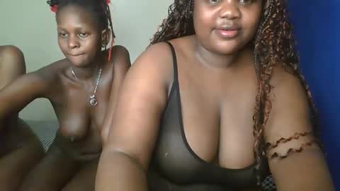 Snapshot of sassie_bee chatting on September 13, 2025, 11:04 pm sassie_bee online show from September 13, 2025, 11:04 pm