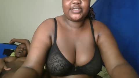 Snapshot of sassie_bee chatting on September 25, 2025, 7:06 pm sassie_bee online show from September 25, 2025, 7:06 pm